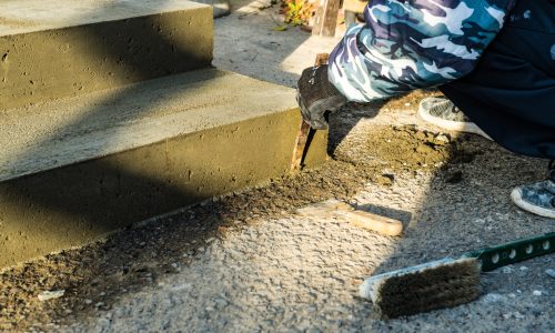 玄関階段改修工事コンクリートバリ取り作業