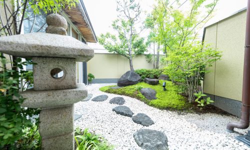 苔と自然石がある和風の庭